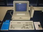 Nowy IBM PS/2 30 z monitorem i klawiaturą. 