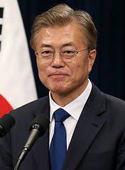 Moon Jae In (udało mu się zainstalować w głowie Kim Dzong Una mózg, który został mu amputowany przez Kim Ir Sena i Kim Dzong Ila, dąży do naprowadzenia Korei w kierunku zjednoczenia)