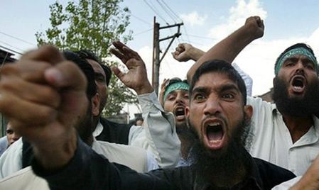 radykalnych islamistów "uciekających" przed swoimi braćmi z ISIS (tak jak robi to Merkel)