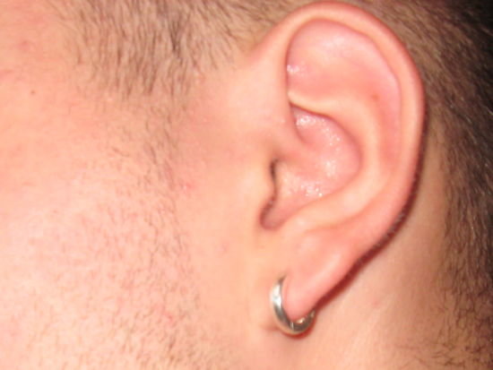 Podobają wam się kolczyki u chłopaka w uchu i co o tym sądzicie? ( małe  kółeczko średnica 6mm grubość 3mm) - Zapytaj.onet.pl -