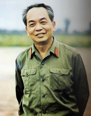 Vo Nguyen Giap, wietnamski patriota, komunista, walczący o wolność Wietnamu najpierw z barbarzyńcami z japońskiej armii cesarskiej, potem z krajem tchórzy, a na końcu z USA, bohater narodowy wszystkich Wietnamczyków