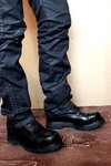 Luźne czarne jeansy na glanach ( glany pod spodniami )