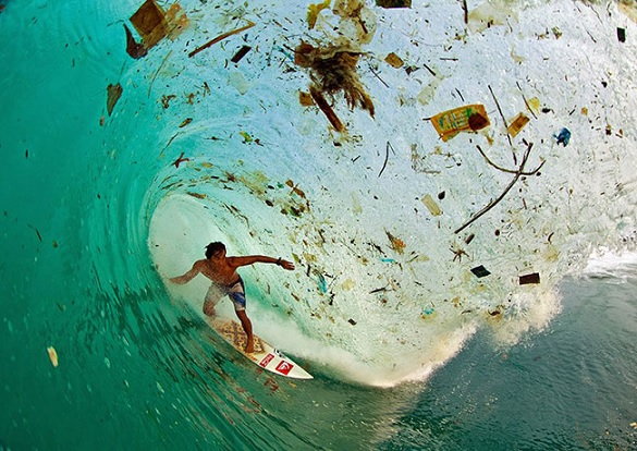 Surfing na śmieciach - Jawa, Indonezja 