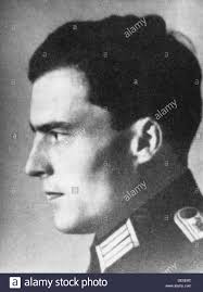Klaus von Stauffenberg, niemiecki nacjonalista, zamachowiec, znany z dokonania zamachu na austriacko-żydowskiego malarza imieniem "Adolf", bohater narodowy Niemiec