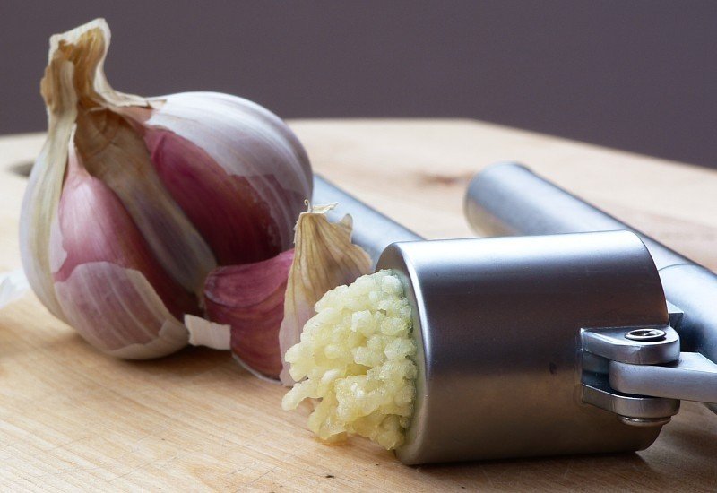 garlic-press-and-garlic.jpg