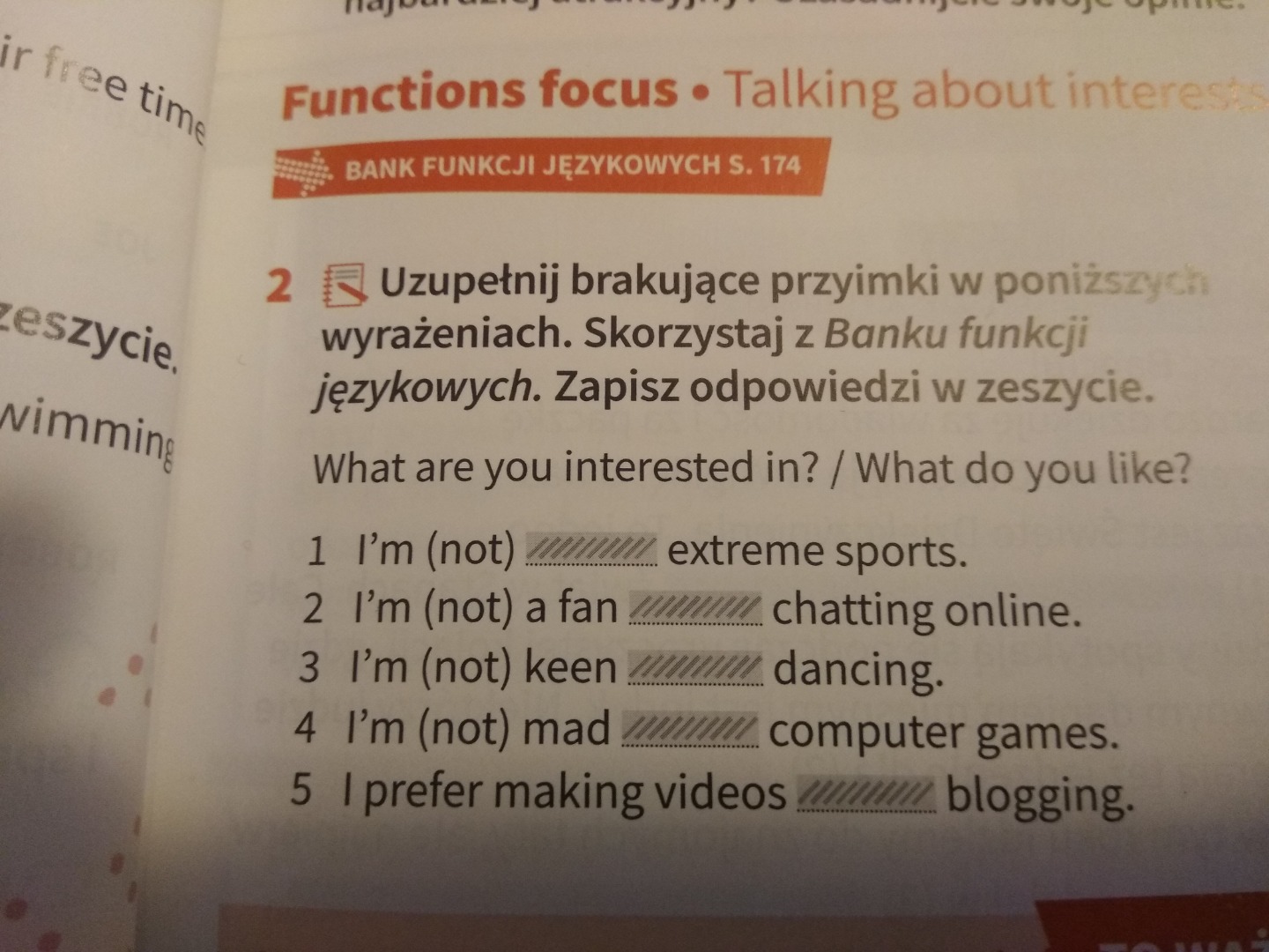 Uzupełnij brakujące przyimki w poniższych wyrażeniach. Skorzystaj z