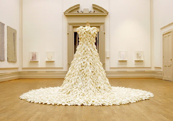 Suknia wykonana z 14 000 wywróconych na lewą stronę gumowych rękawiczek