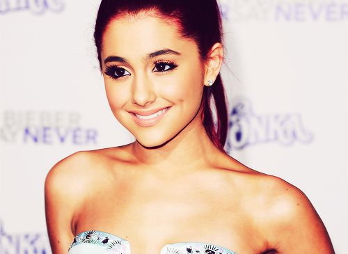 Jaki kolor włosów ma Ariana Grande? Konkret... I dajcie info o niej