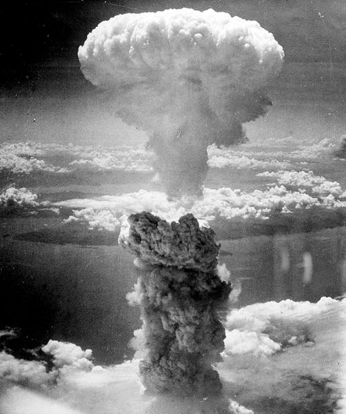 z drugą i trzecią w historii bombą atomową (pierwsza była zrzucona gdzieś w USA w ramach testu)