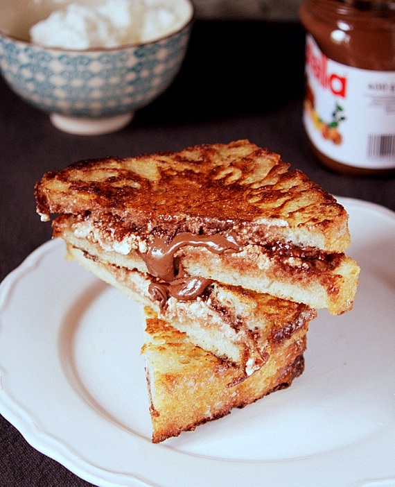 tosty-z-nutella-i-serkiem.jpg