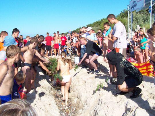 Bicie gałązkami podczas przechodzenia przez tor przeszkód