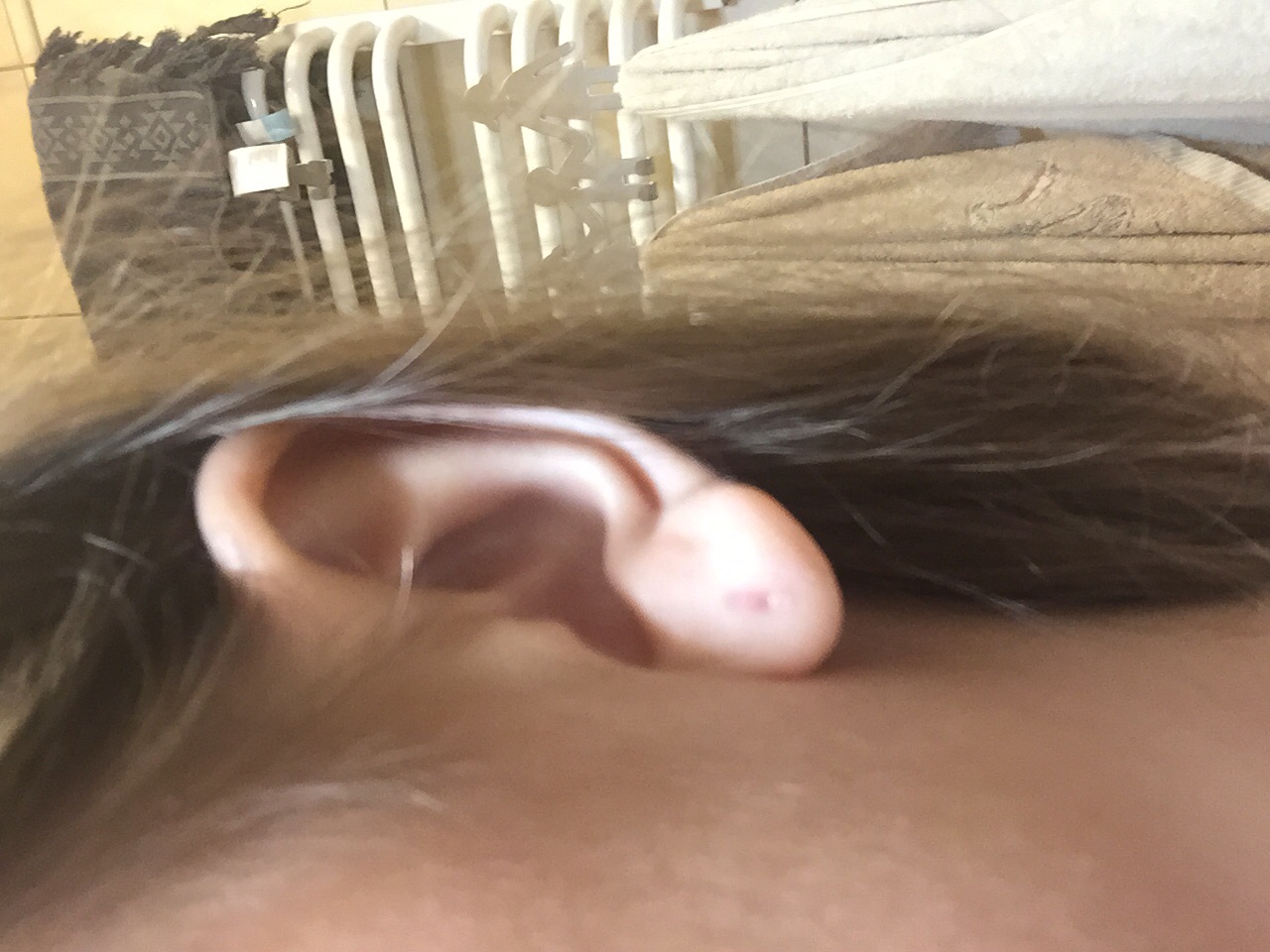 Przebiłam sobie ucho kolczykiem od kosmetyczki - Zapytaj.onet.pl -