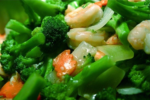 chinese-food-broccoli-carrots-onions-shrimp-macro-12-6-08-7.jpg