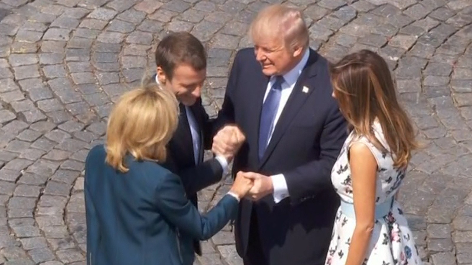 40-sekundowy rywalizacyjny handshake z Macronem w którym Prezydent Francji stracił równowage. Macron to polityczny rywal Trumpa.